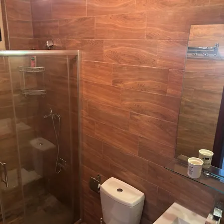 Πανσιόν Double Bedroom With Private Bathroom Pietà